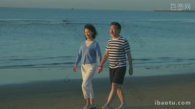 <strong>老</strong>年夫妇手牵手在海边散步